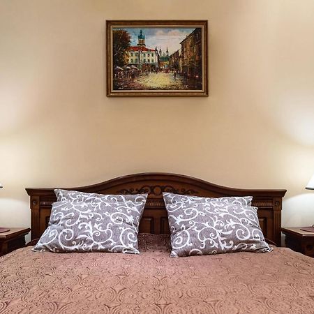 Bed & Breakfast In Downtown Лвив Екстериор снимка