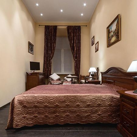 Bed & Breakfast In Downtown Лвив Екстериор снимка